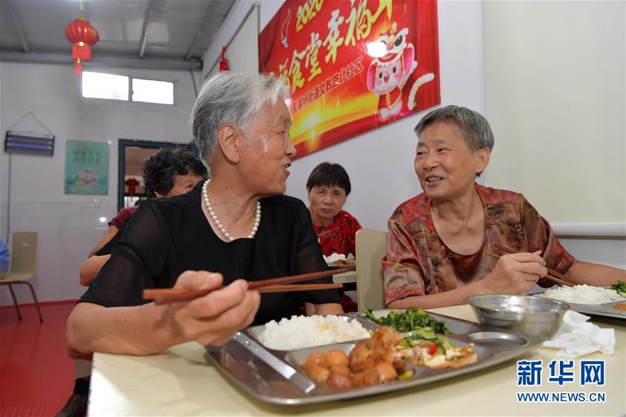 （新華全媒頭條&middot;圖文互動(dòng)）（11）歷史交匯點(diǎn)上的宏偉藍(lán)圖&mdash;&mdash;《中共中央關(guān)于制定國民經(jīng)濟(jì)和社會(huì)發(fā)展第十四個(gè)五年規(guī)劃和二〇三五年遠(yuǎn)景目標(biāo)的建議》誕生記