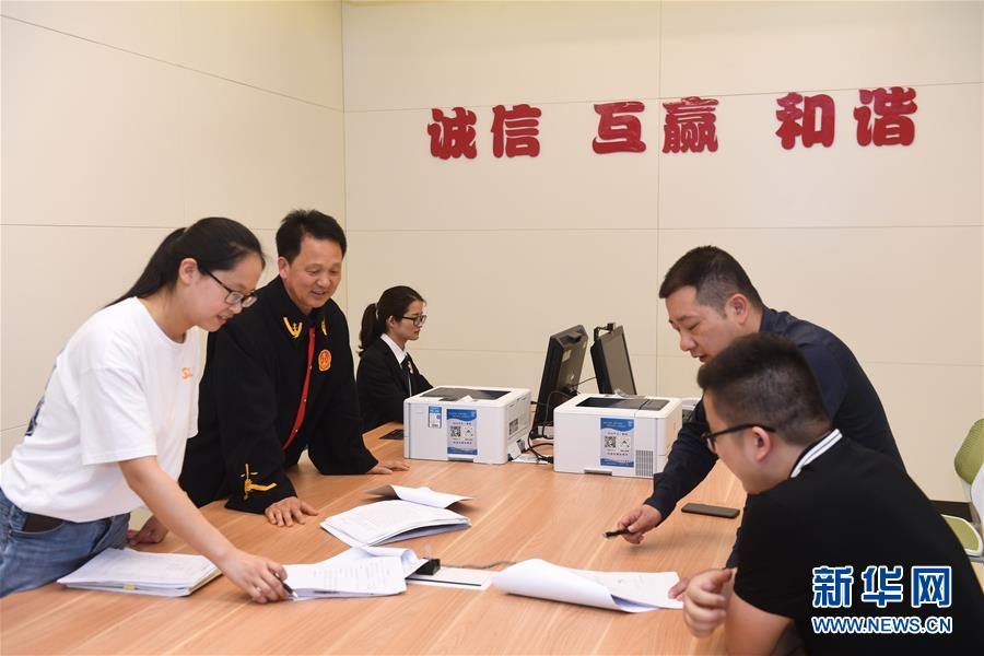 (新華全媒頭條·圖文互動)(8)開啟法治中國新時代——以習(xí)近平同志為核心的黨中央推進(jìn)全面依法治國紀(jì)實(shí)
