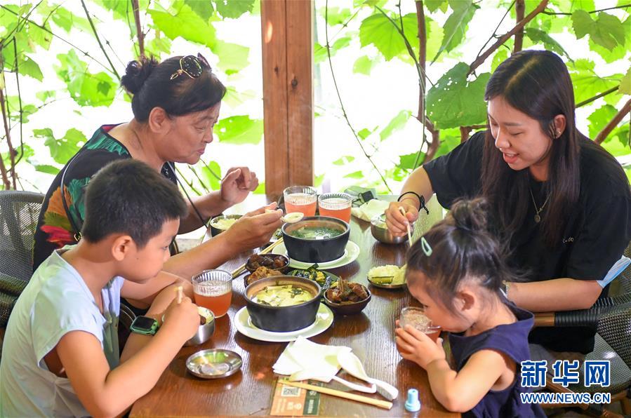 （在習近平新時代中國特色社會主義思想指引下&mdash;&mdash;新時代新作為新篇章&middot;習近平總書記關切事&middot;圖文互動）（6）珍惜盤中餐，狠剎浪費風&mdash;&mdash;各地積極行動堅決制止餐飲浪費