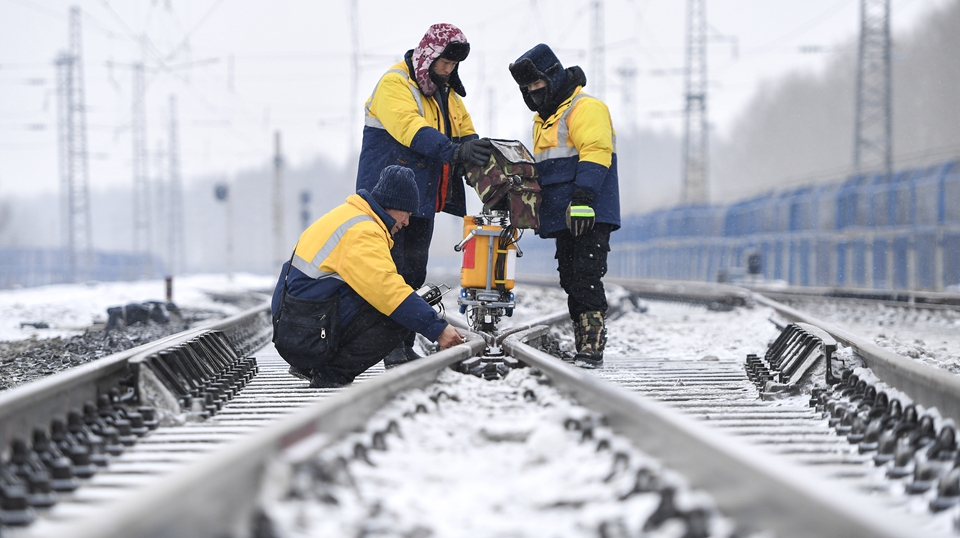 嚴寒下的&ldquo;鐵路醫(yī)生&rdquo;：風雪中守護回家路