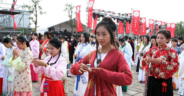 浙江西塘370人著漢服行&ldquo;鄉飲酒禮&rdquo; 創吉尼斯紀錄