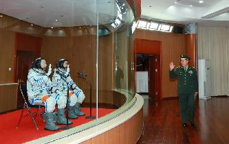 范長龍看望神舟十一號航天員景海鵬、陳冬