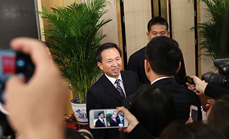 環(huán)境保護(hù)部黨組書記、部長李干杰接受記者采訪