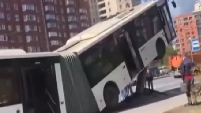 俄羅斯公交車進(jìn)站時(shí)突然失控 &ldquo;爬上&rdquo;燈柱