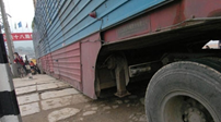 貨車搶行被卡鐵軌 車被撞&ldquo;解體&rdquo;司機沒事