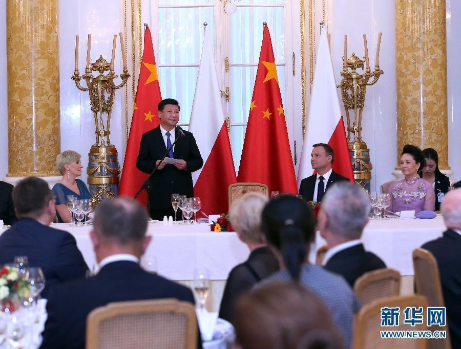6月20日，國(guó)家主席習(xí)近平出席波蘭總統(tǒng)杜達(dá)在華沙王宮舉行的盛大歡迎晚宴。 新華社記者 劉衛(wèi)兵 攝