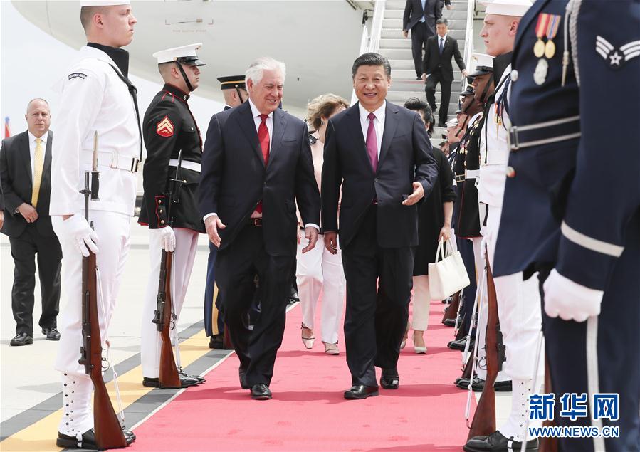 4月6日,國家主席習(xí)近平乘專機(jī)抵達(dá)美國佛羅里達(dá)州,將在海湖莊園同美國總統(tǒng)特朗普舉行中美元首會晤。習(xí)近平和夫人彭麗媛受到美國國務(wù)卿蒂勒森夫婦等熱情迎接。新華社記者 蘭紅光 攝 4月6日,國家主席習(xí)近平乘專機(jī)抵達(dá)美國佛羅里達(dá)州,將在海湖莊園同美國總統(tǒng)特朗普舉行中美元首會晤。習(xí)近平和夫人彭麗媛受到美國國務(wù)卿蒂勒森夫婦等熱情迎接。新華社記者 蘭紅光 攝