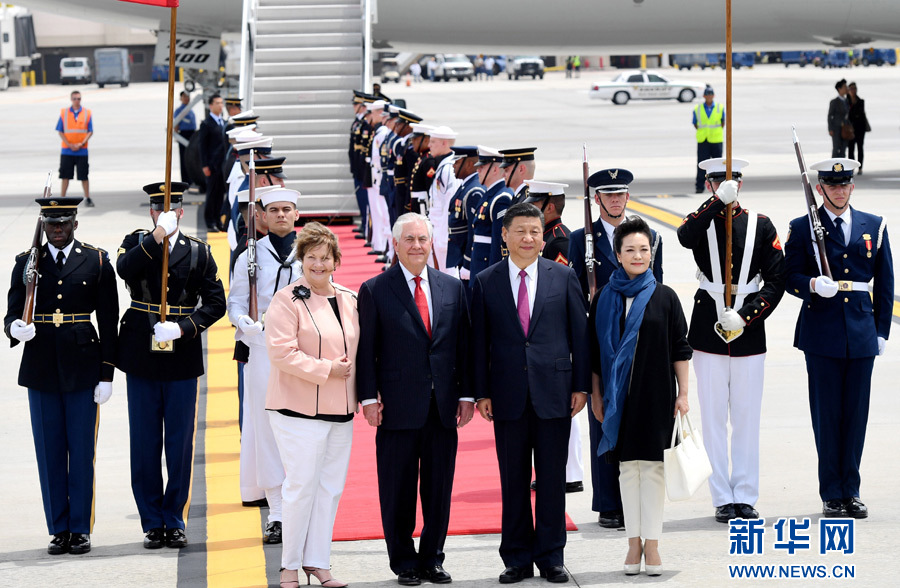 4月6日,國家主席習(xí)近平乘專機(jī)抵達(dá)美國佛羅里達(dá)州,將在海湖莊園同美國總統(tǒng)特朗普舉行中美元首會晤。習(xí)近平和夫人彭麗媛受到美國國務(wù)卿蒂勒森夫婦等熱情迎接。新華社記者 吳曉凌 攝 4月6日,國家主席習(xí)近平乘專機(jī)抵達(dá)美國佛羅里達(dá)州,將在海湖莊園同美國總統(tǒng)特朗普舉行中美元首會晤。習(xí)近平和夫人彭麗媛受到美國國務(wù)卿蒂勒森夫婦等熱情迎接。新華社記者 吳曉凌 攝