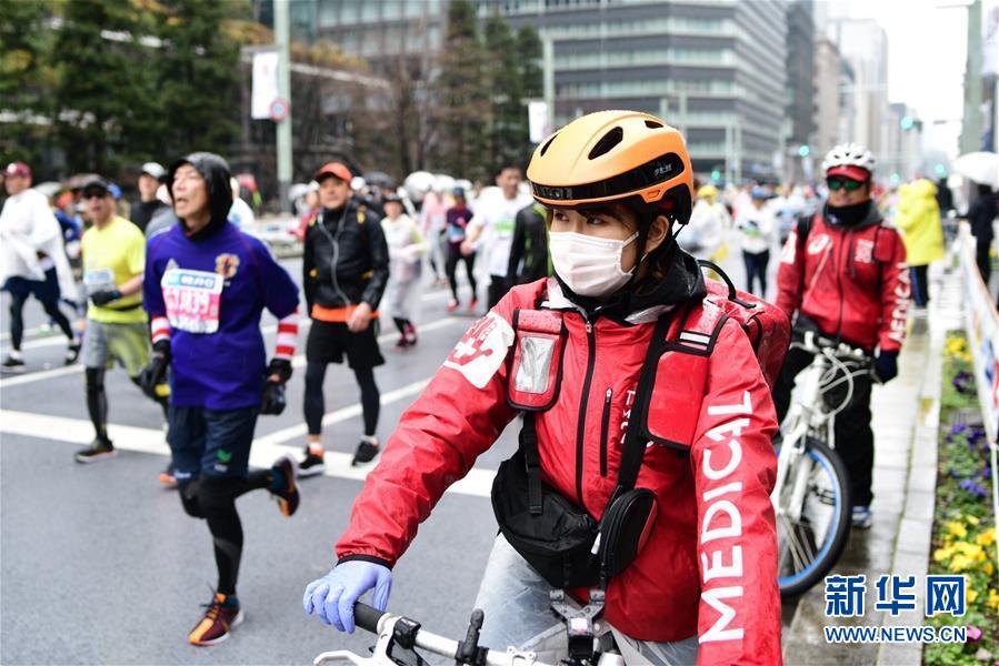 （國際&middot;圖文互動）（1）中日合作智能頭盔首次用于東京馬拉松