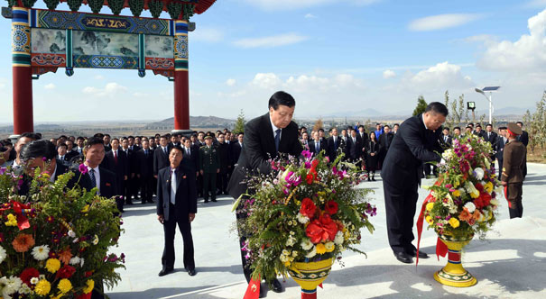 劉云山赴安州祭掃中國人民志愿軍烈士陵園